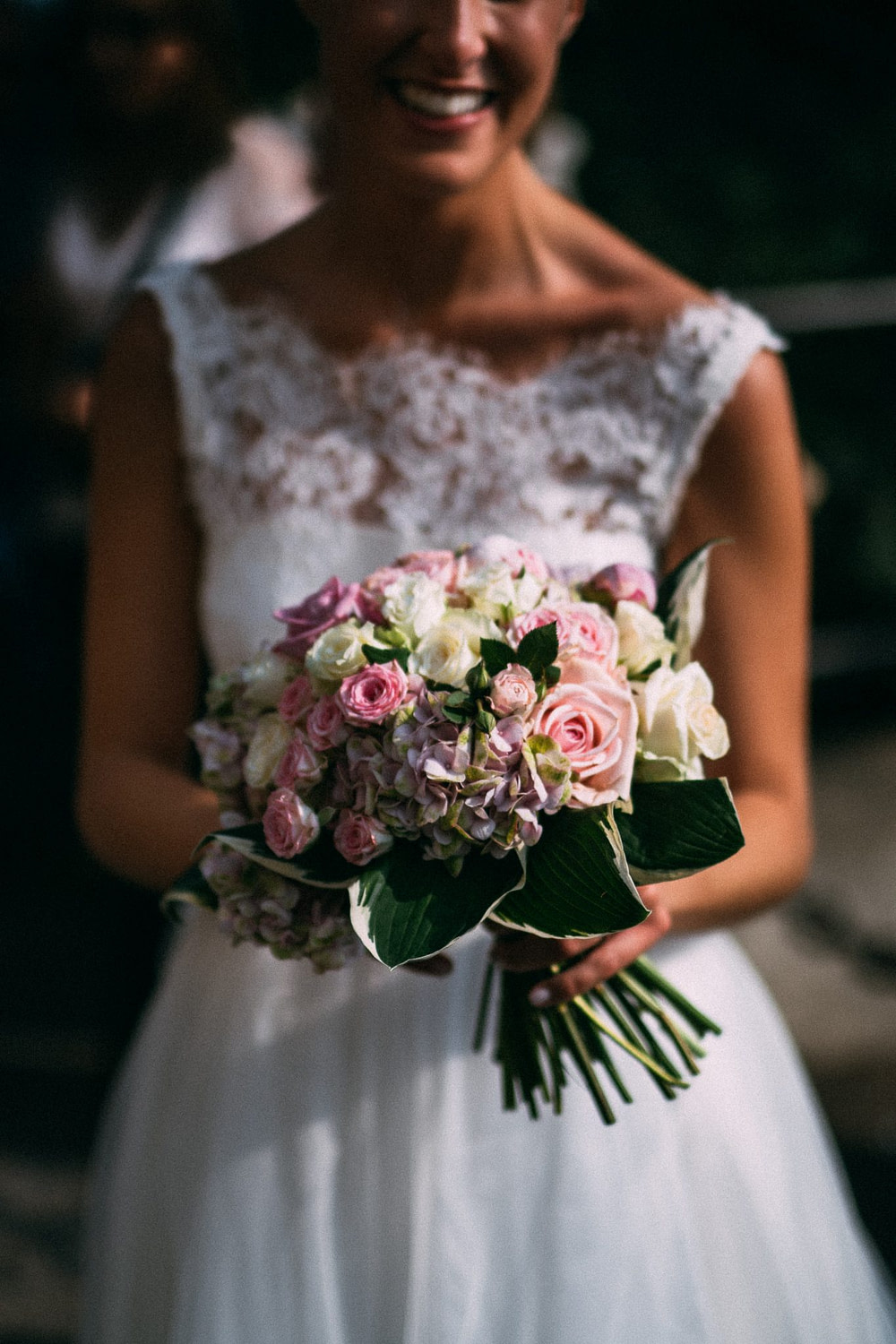 la sposa mostra il bouquet
