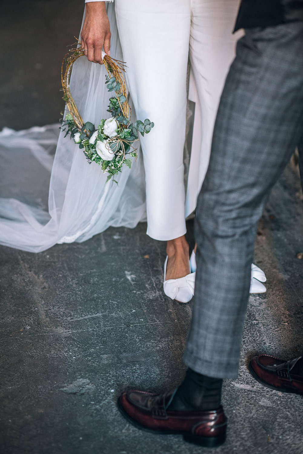 i dettagli delle scarpe e del bouquet della sposa e dello sposo