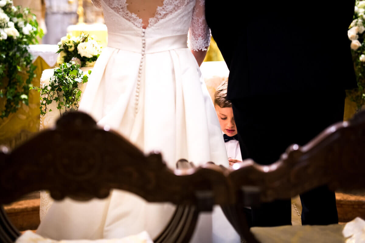 un dettaglio del bambino degli sposi all'altare il giorno del matrimonio