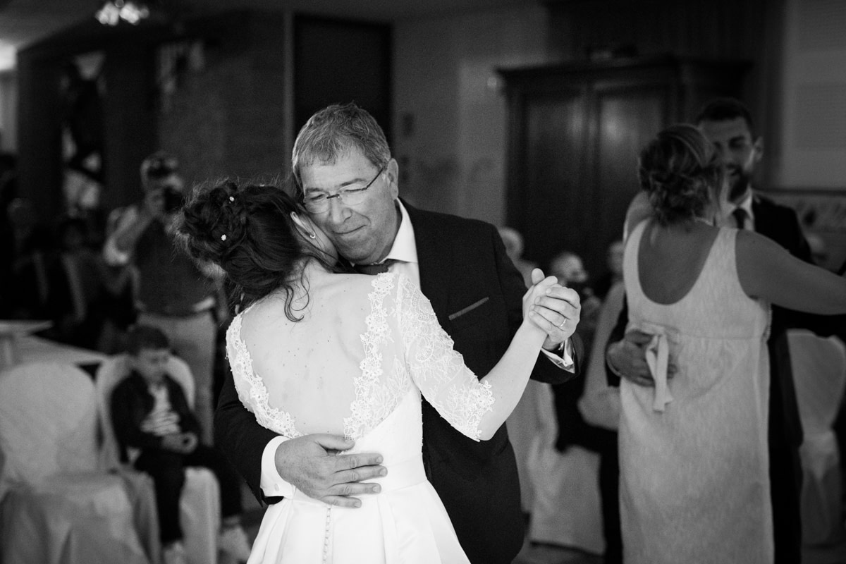 la sposa che balla con il padre al matrimonio