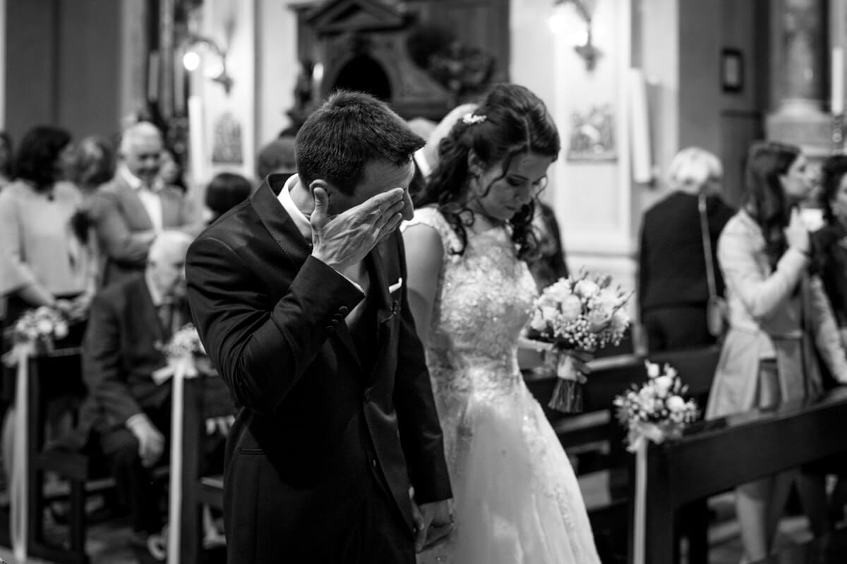 lo sposo si commuove all'altare durante la cerimonia a nuziale