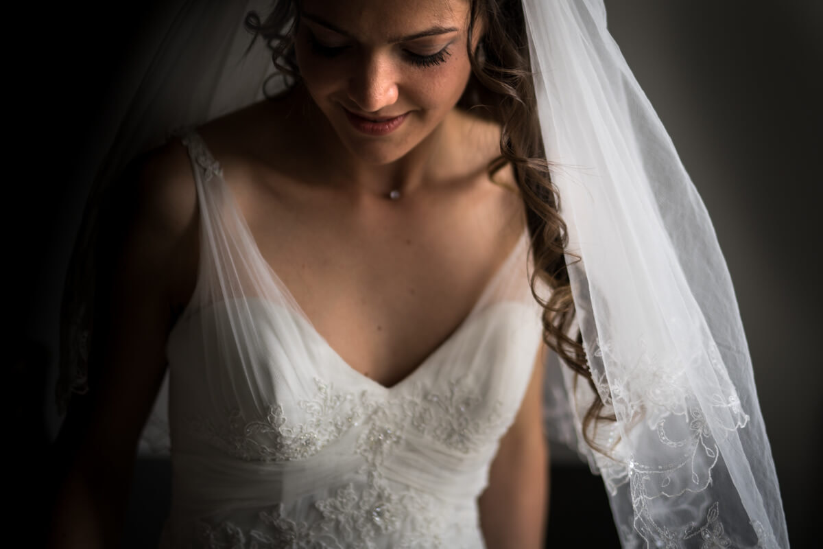 un ritratto della sposa con l'abito e il velo prima del matrimonio