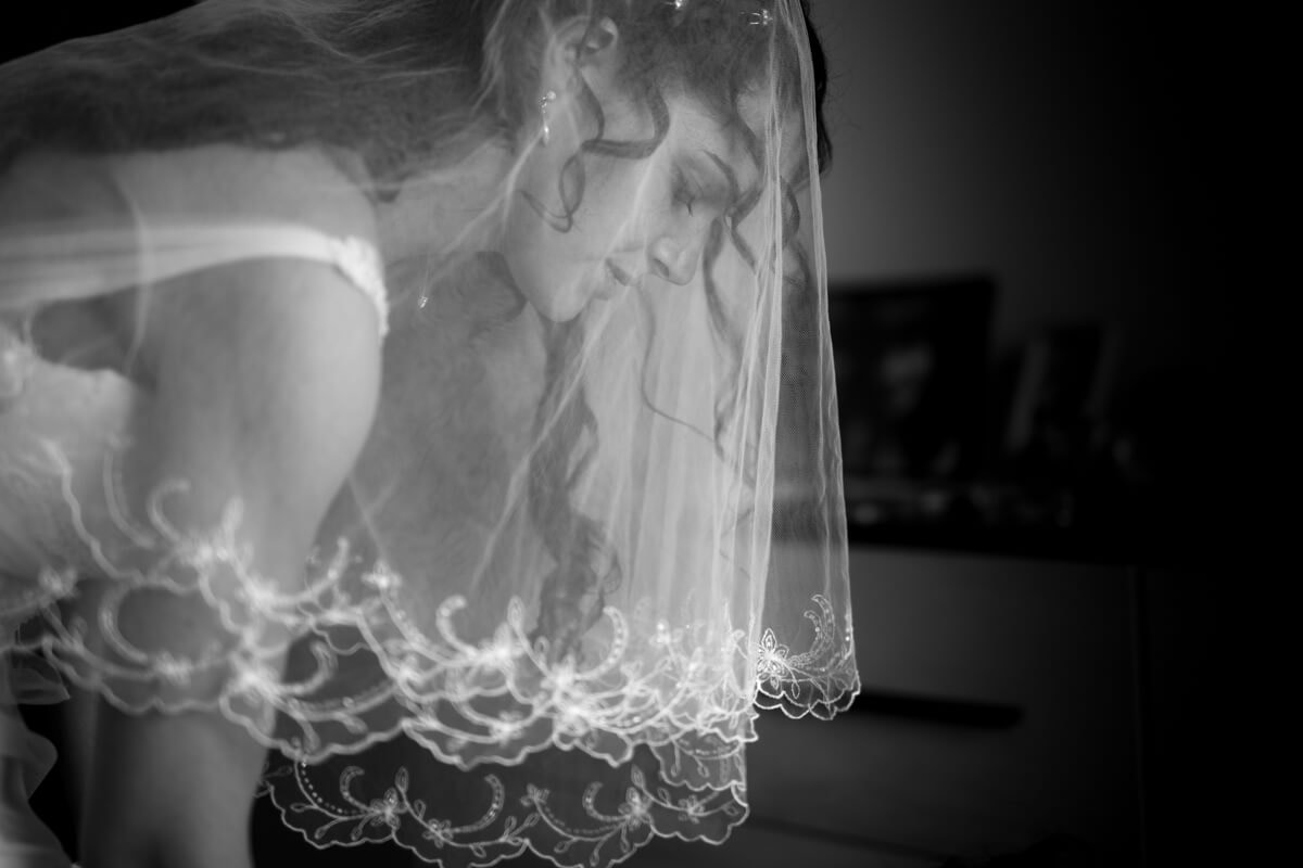 un dettaglio della sposa con il velo prima del matrimonio