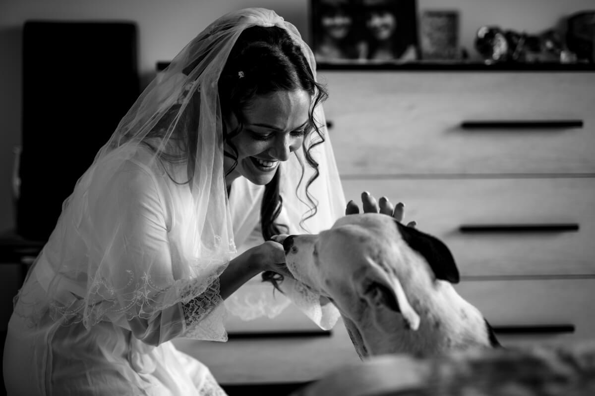la sposa in un momento di tenerezza con il suo cane