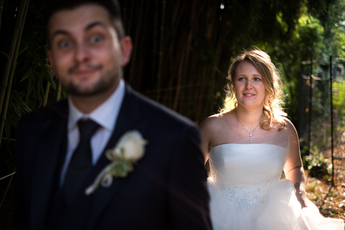 lo sguardo della sposa mentre guarda lo sposo che ride