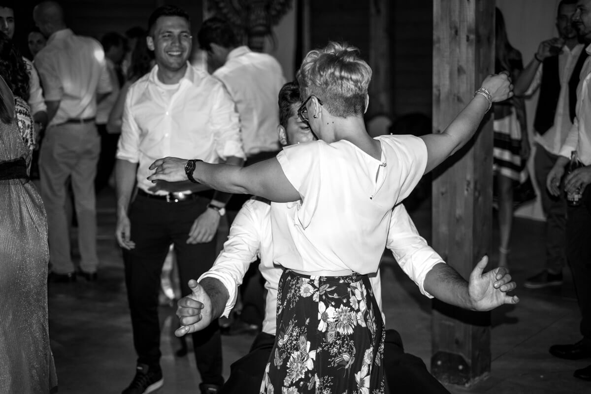 lo sposo balla con un'invitata al matrimonio