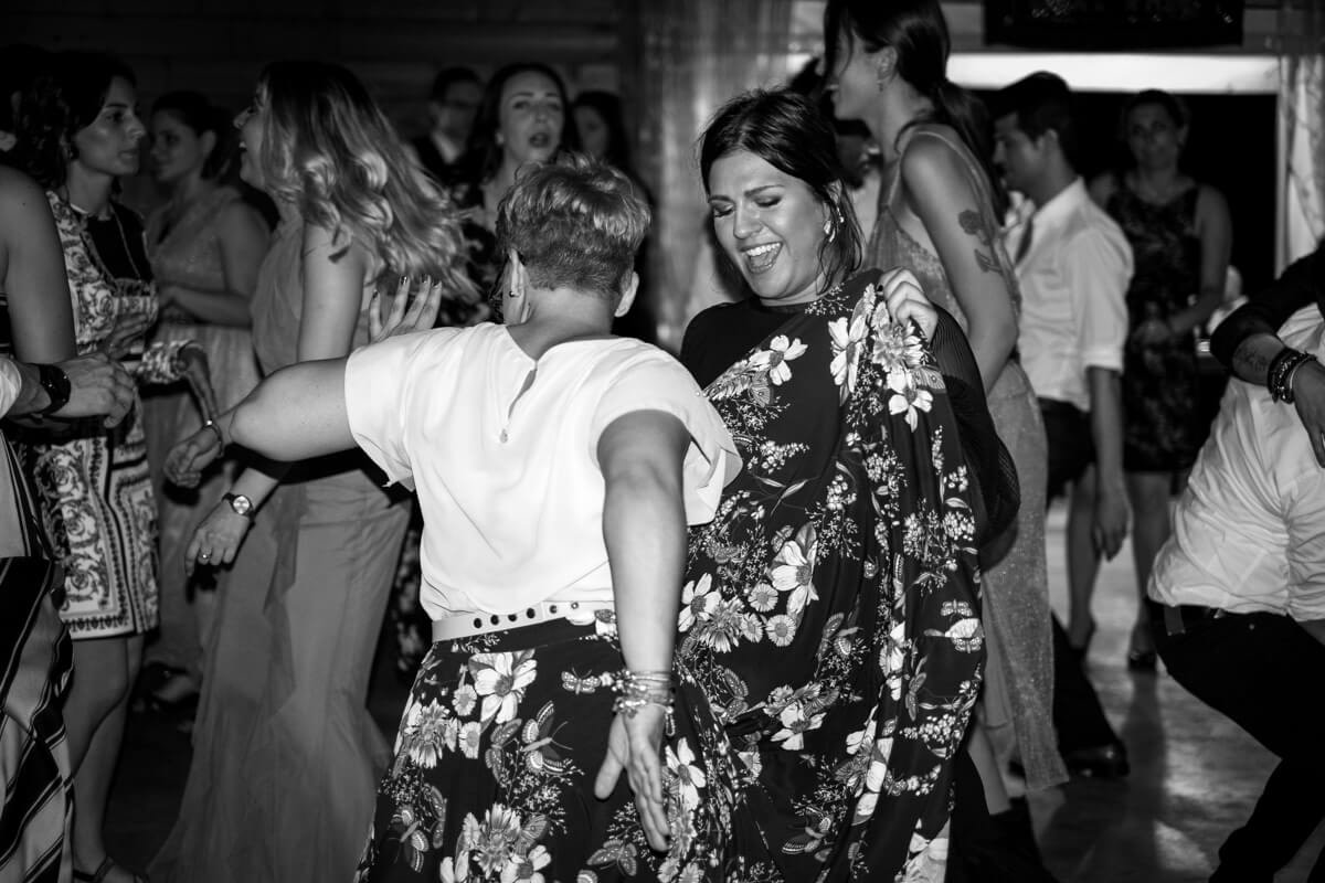 le amiche della sposa mentre ballano e si divertono