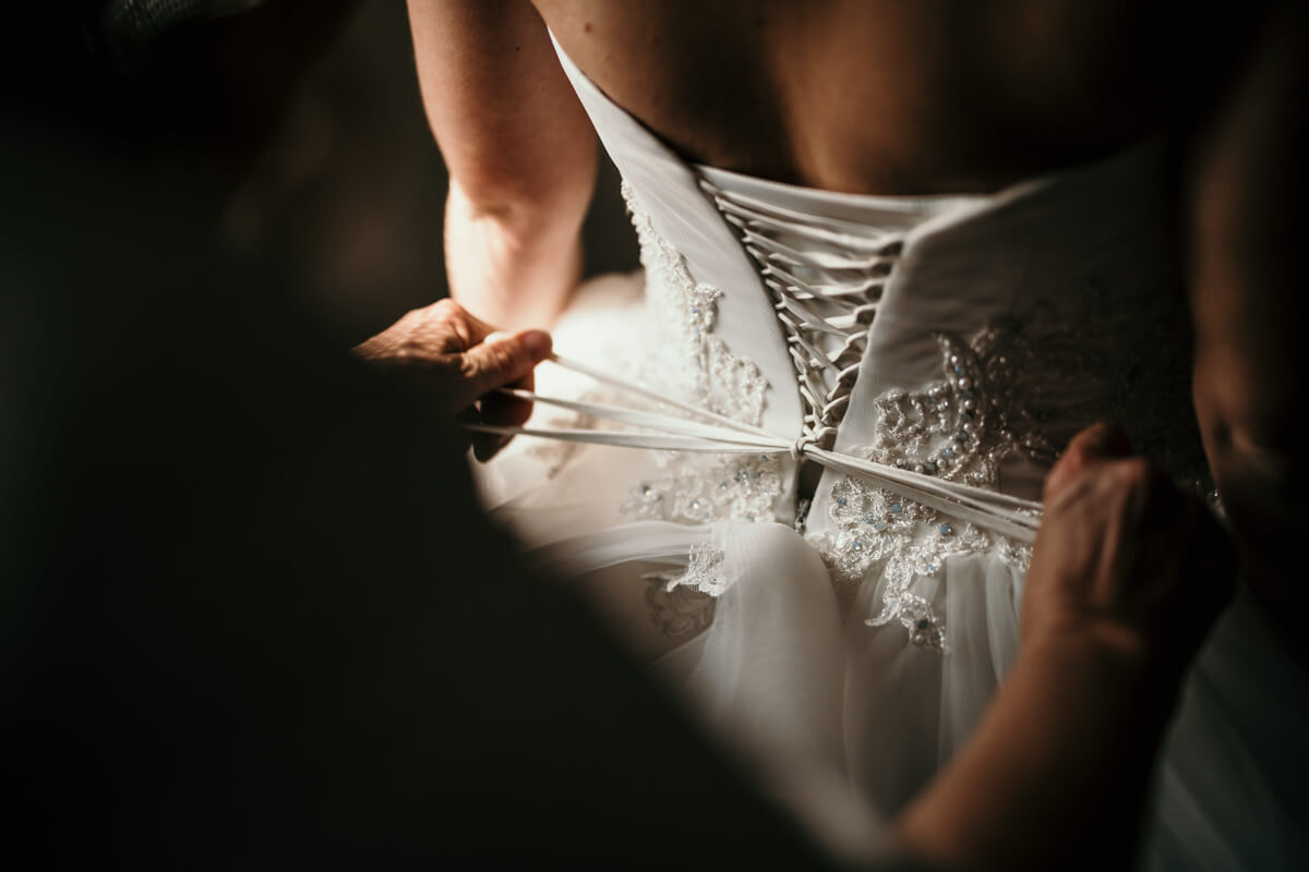 un dettaglio del corsetto e dei nati dell'abito da sposa