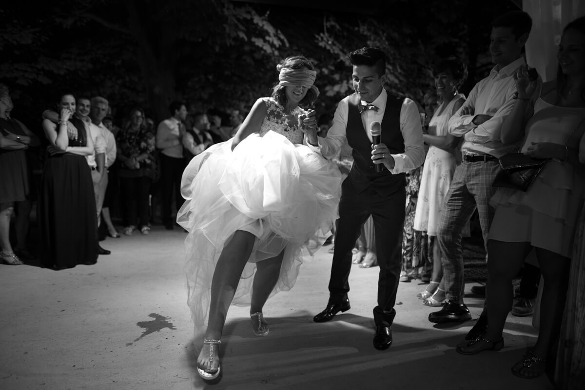 la sposa bendata gioca insieme allo sposo e agli invitati