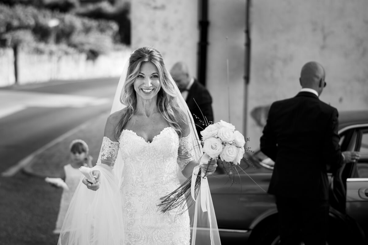 la sposa sorridente con il bouquet in mano