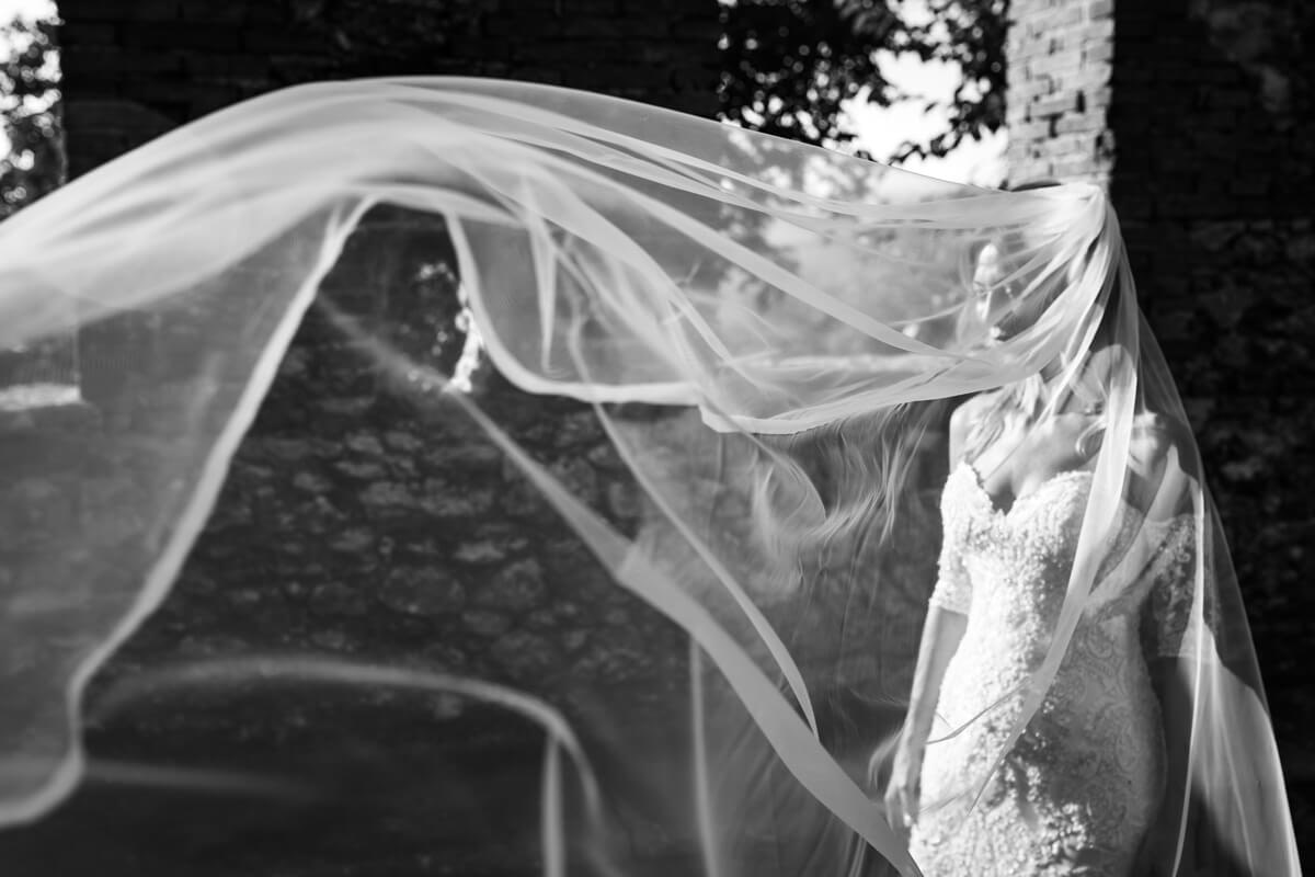 la sposa nascosta dal velo alzato dal vento