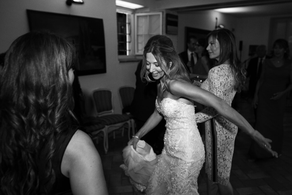 la sposa balla insieme alle amiche