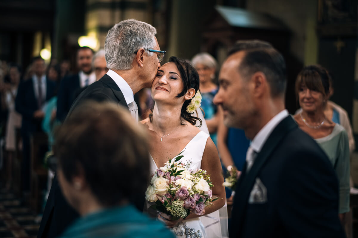 padre bacia la sposa prima della cerimonia