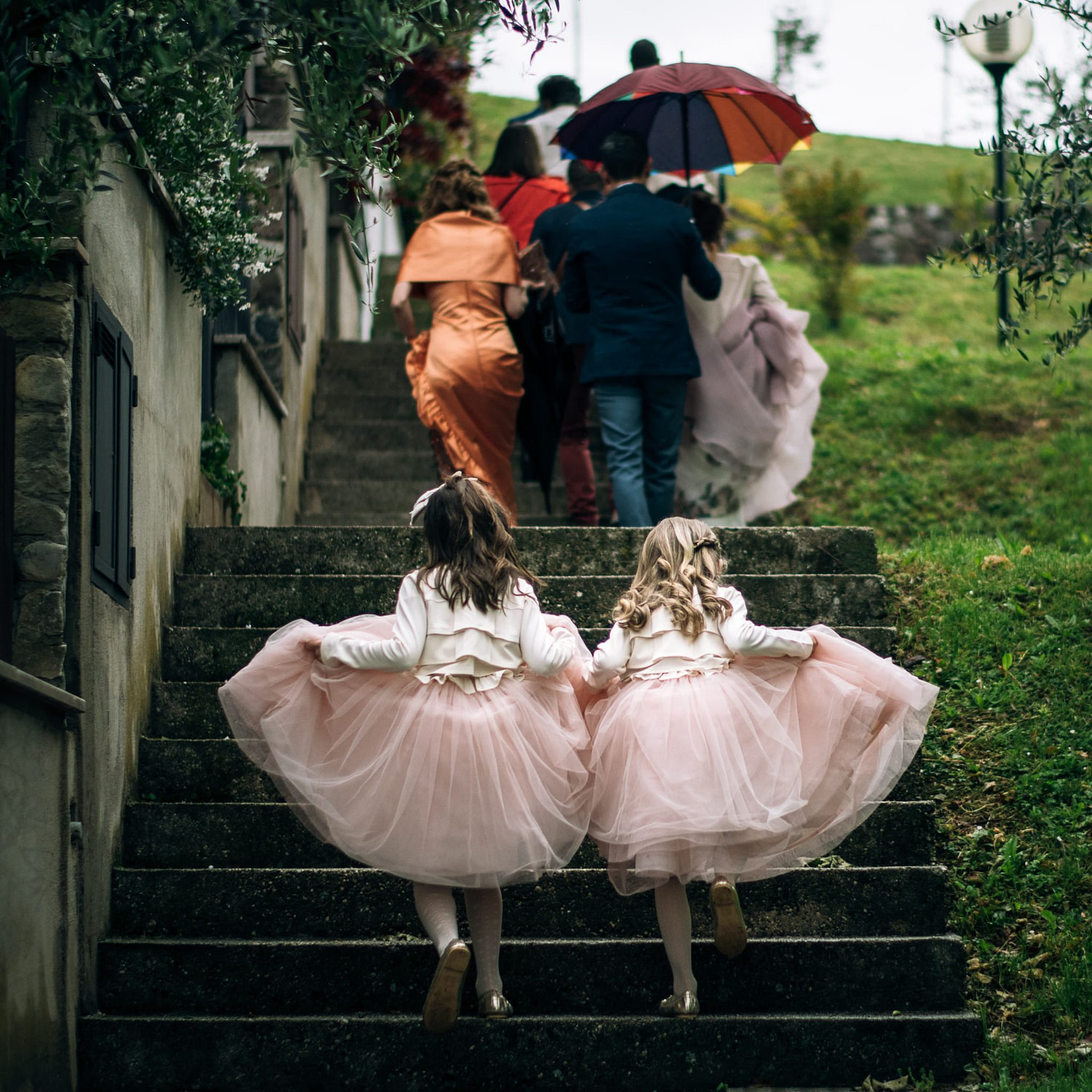 le damigelle della sposa vestite con abiti rosa