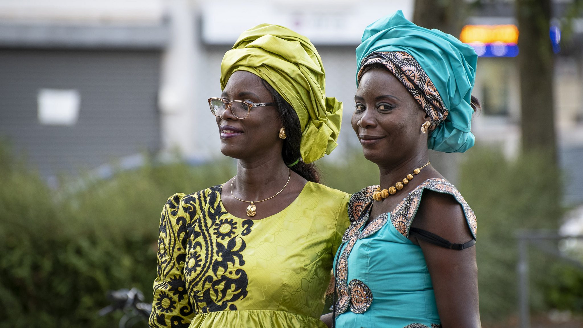 due signore africane con indosso abiti tradizionali colorati