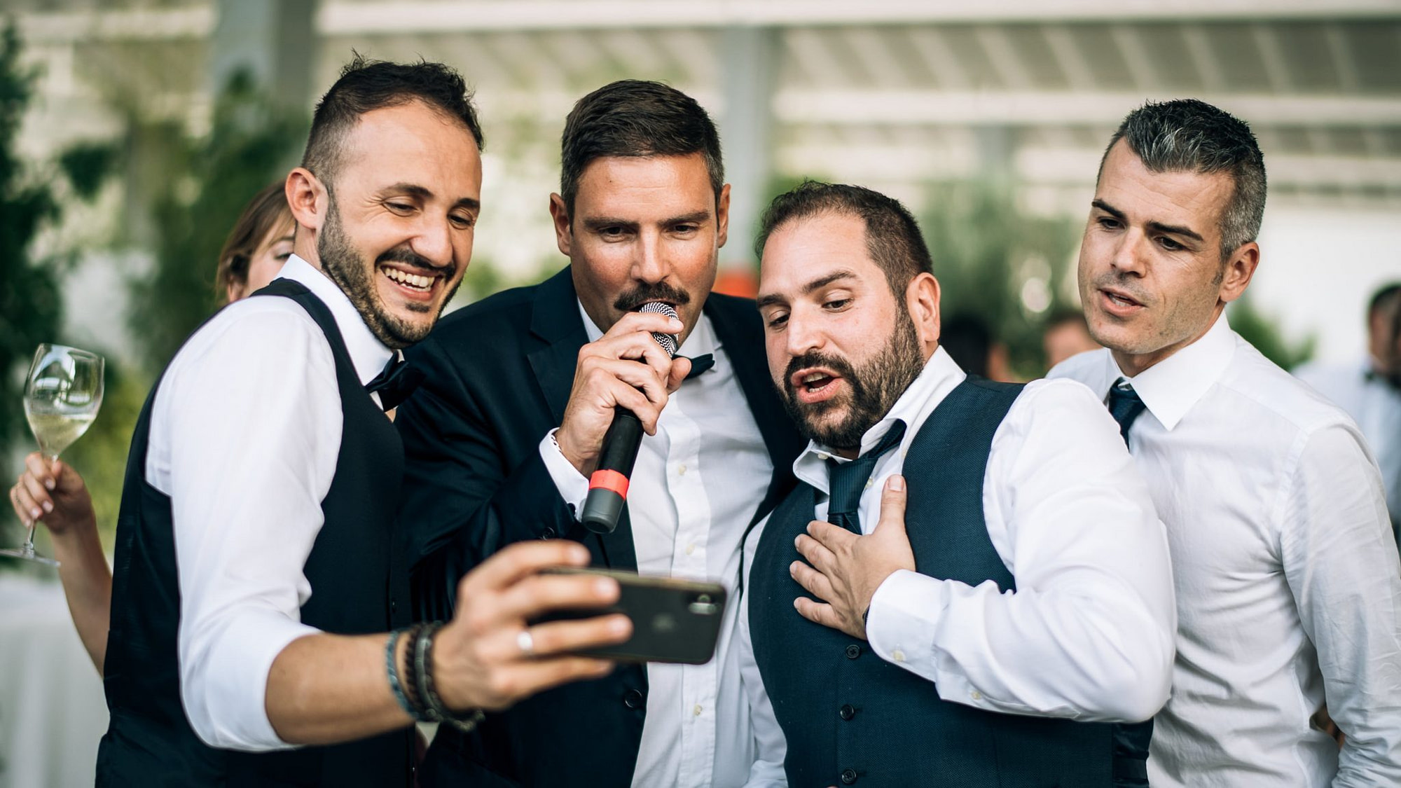 gli amici dello sposo mentre si scattano un selfie