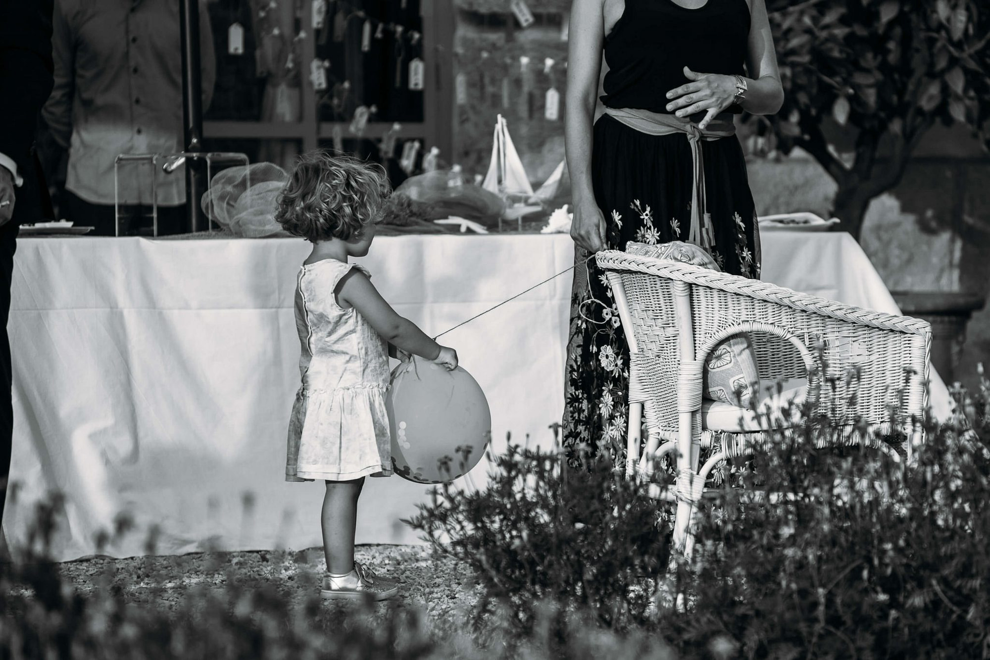 bambina al matrimonio con palloncino