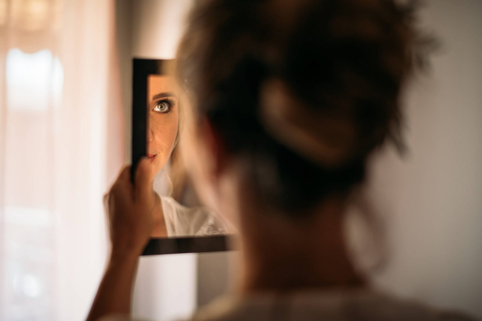 gli occhi della sposa riflessi nello specchio