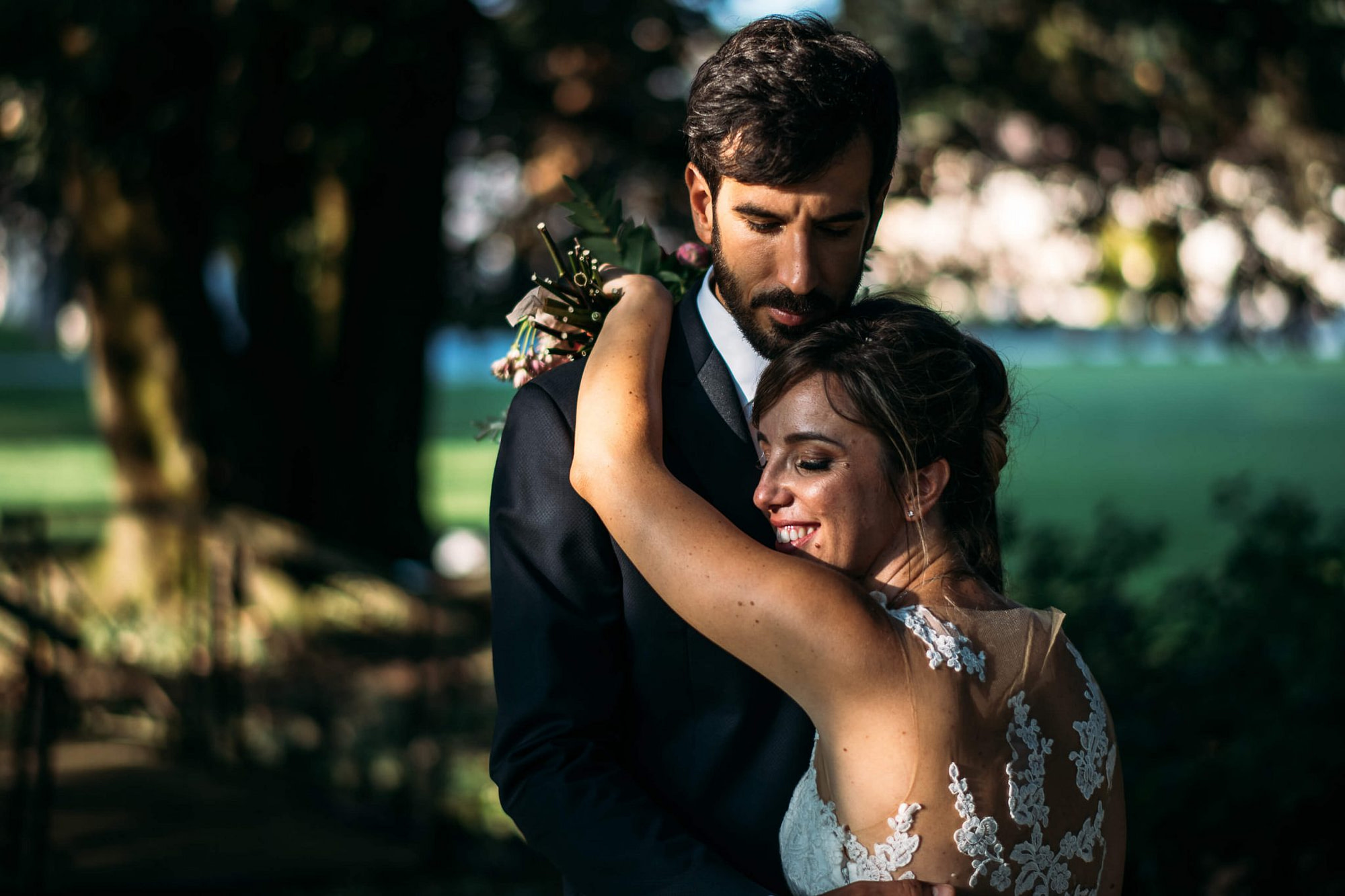 la sposa abbraccia lo sposo nel giardino