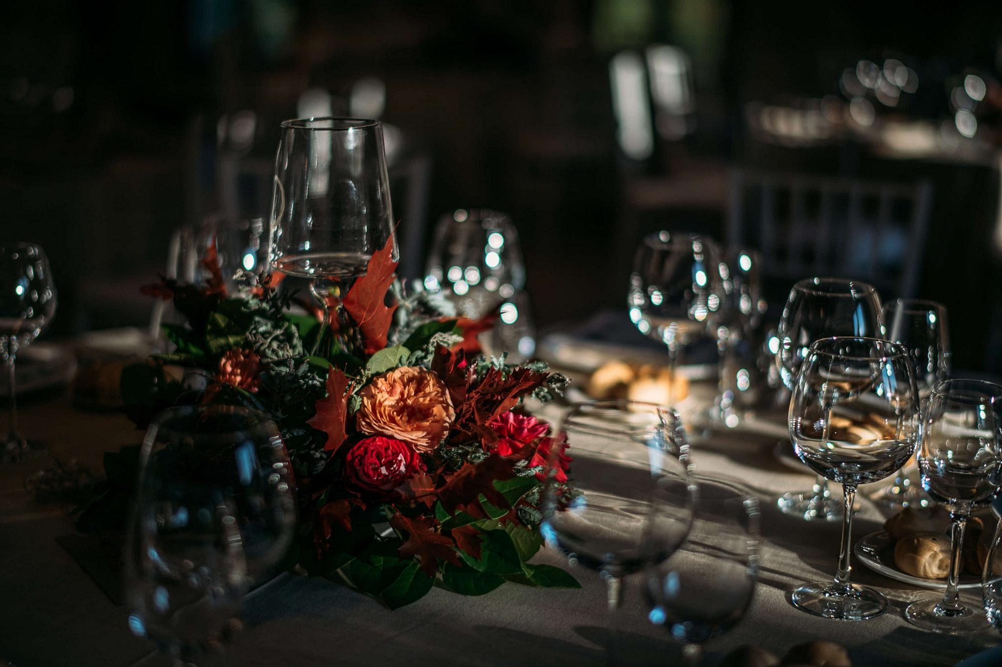 la tavola degli sposi con il centro tavola di fiori