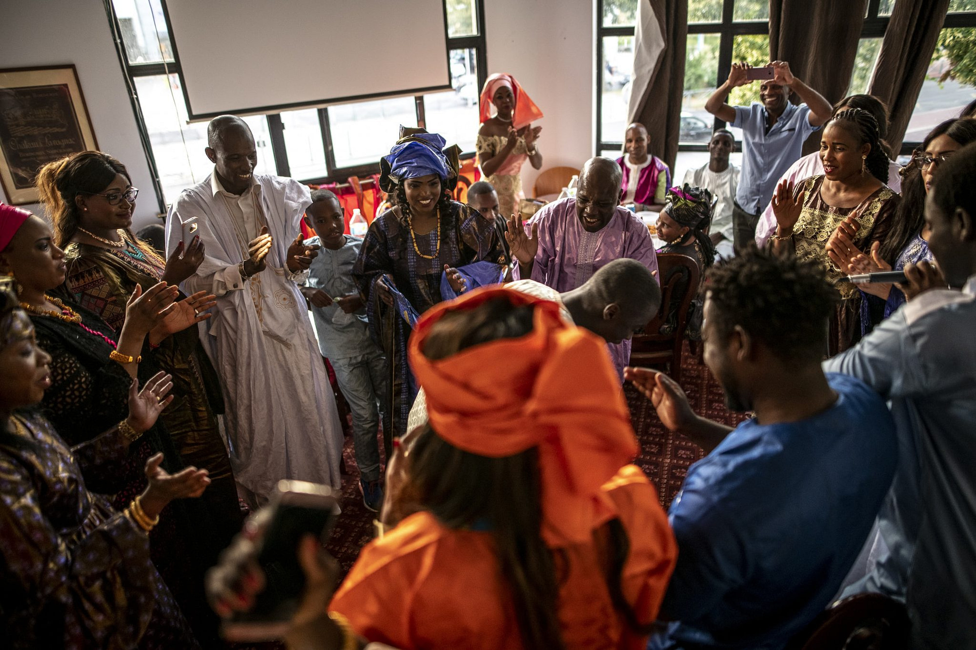 invitati ballano e ridono con abiti tradizionali alla festa del matrimonio africano