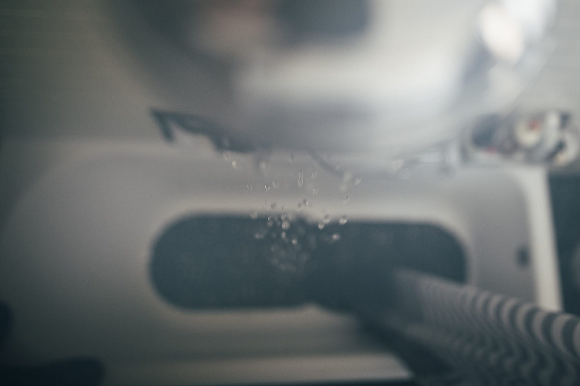 il dettaglio delle gocce d'acqua che scendono dalla doccia offuscando con il calore la foto