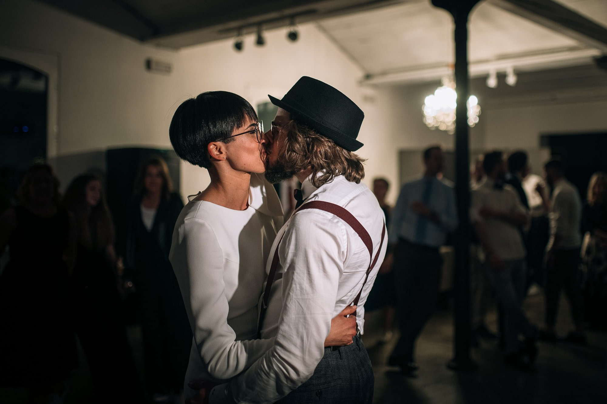 il bacio tra gli sposi nella pista da ballo in mezzo agli invitati