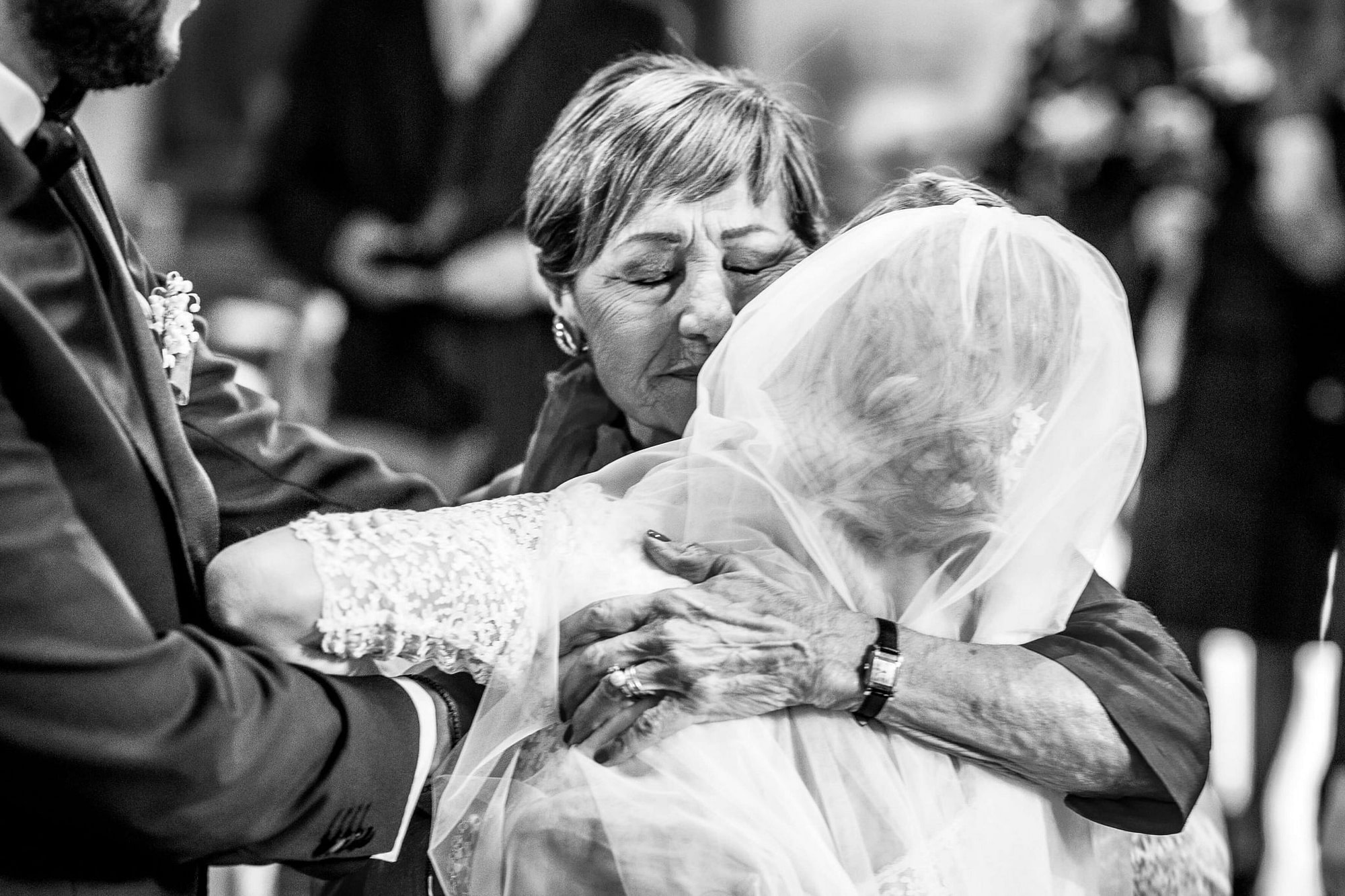 la sposa mentre abbraccia la madre durante il matrimonio