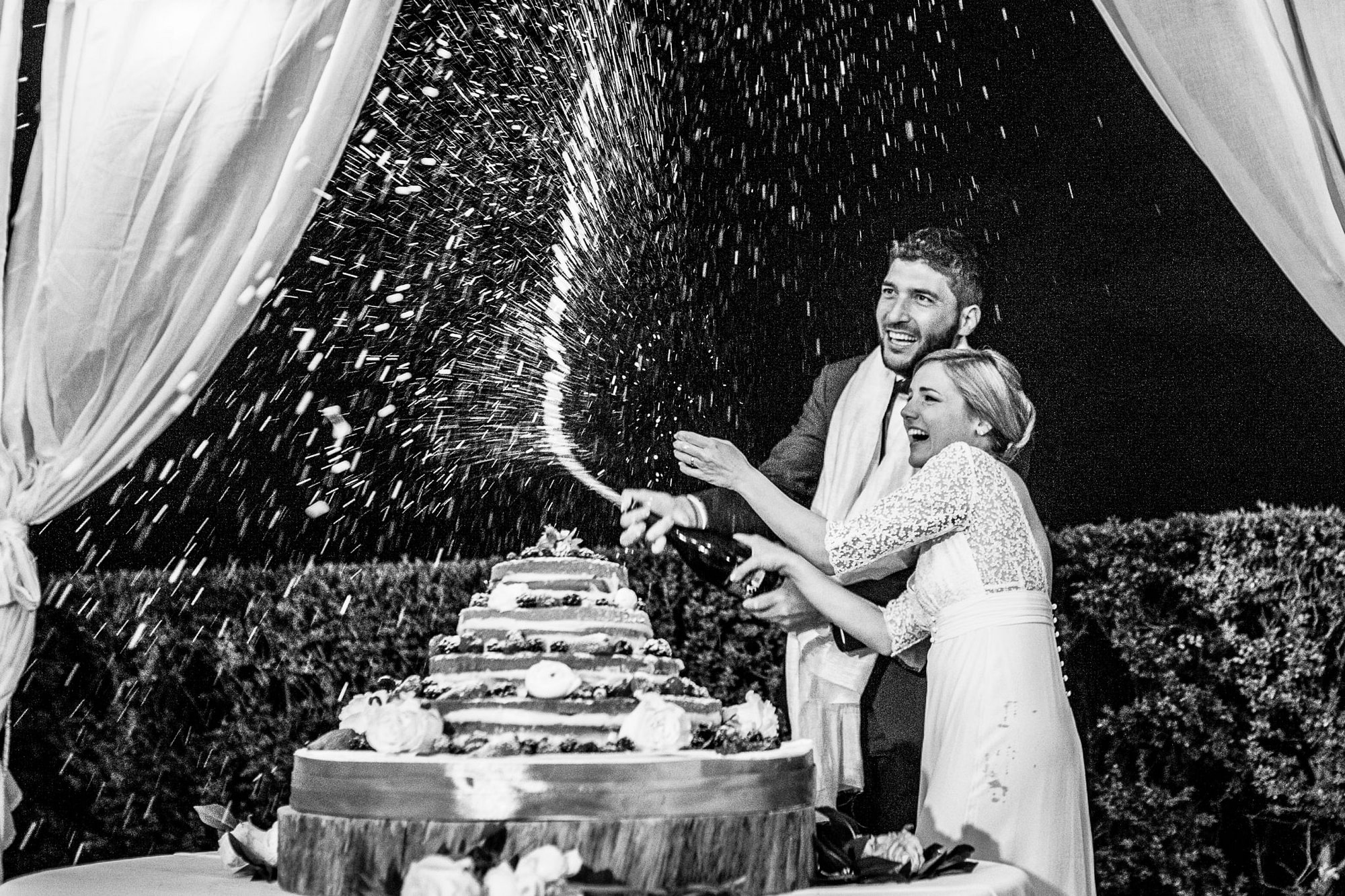 gli sposi al momento del taglio della torta stappano lo champagne