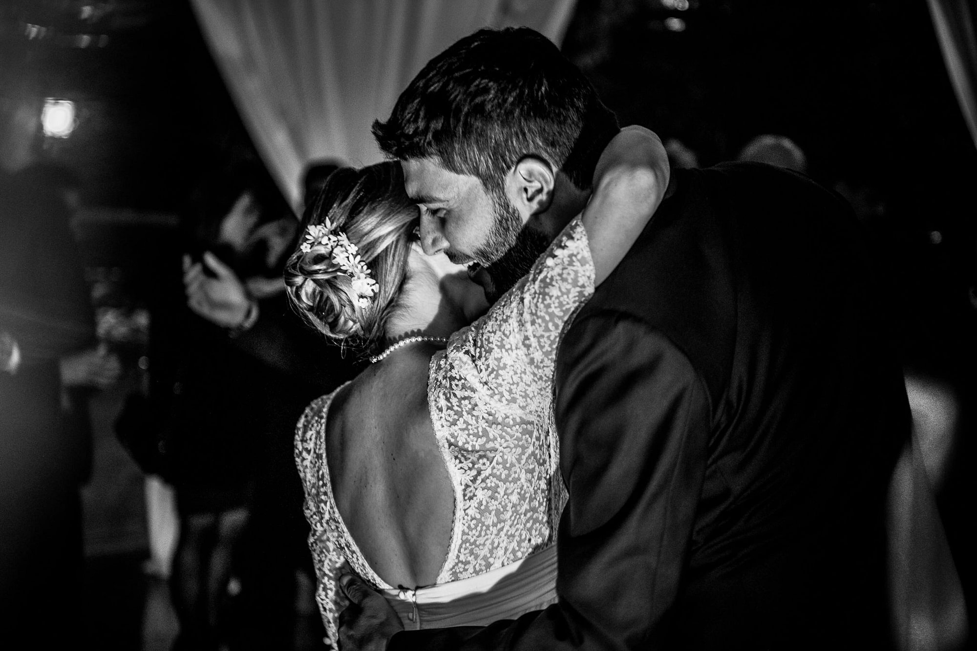 gli sposi si abbracciano mentre ballano al ricevimento del matrimonio