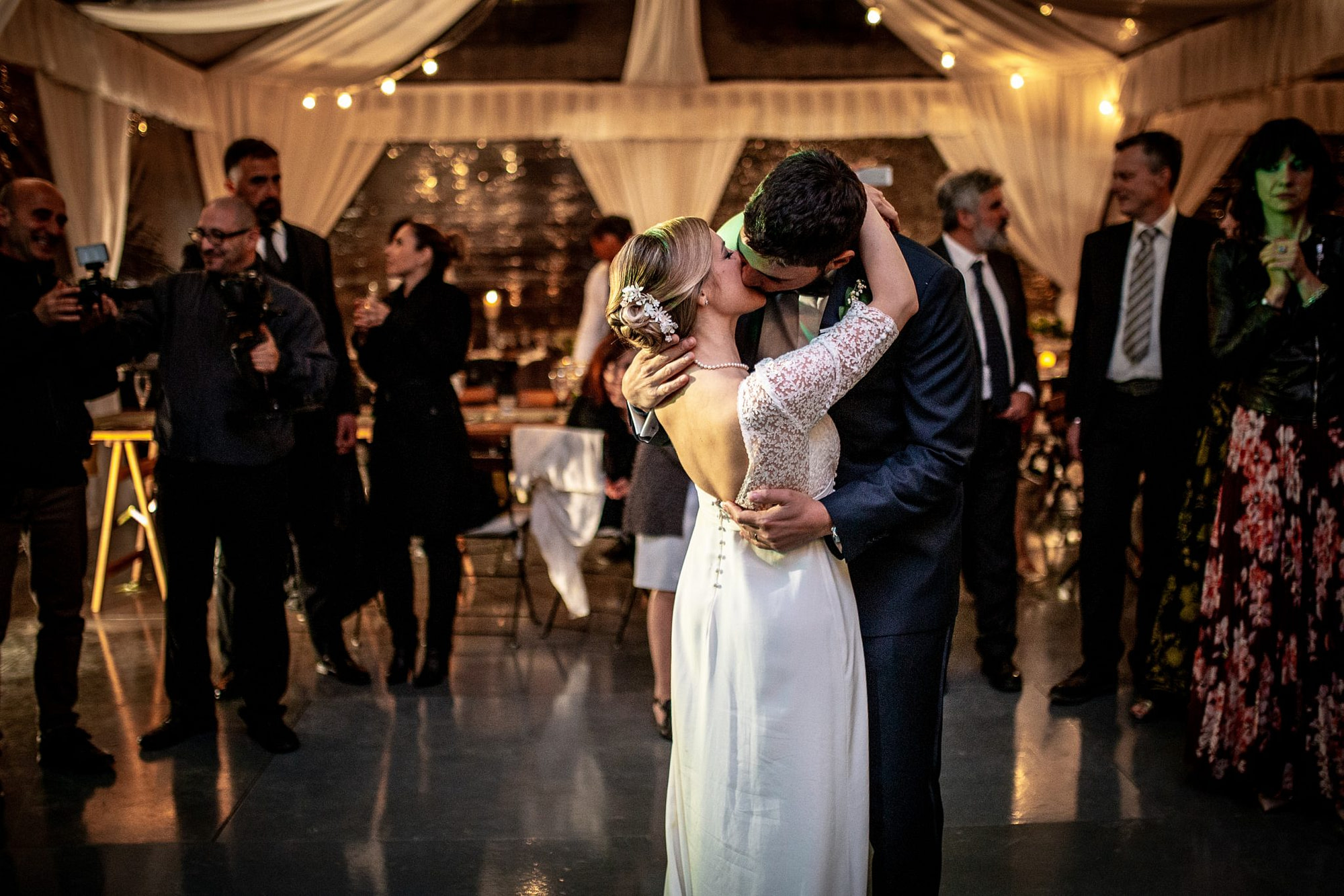 il bacio degli sposi durante il ballo del ricevimento nuziale