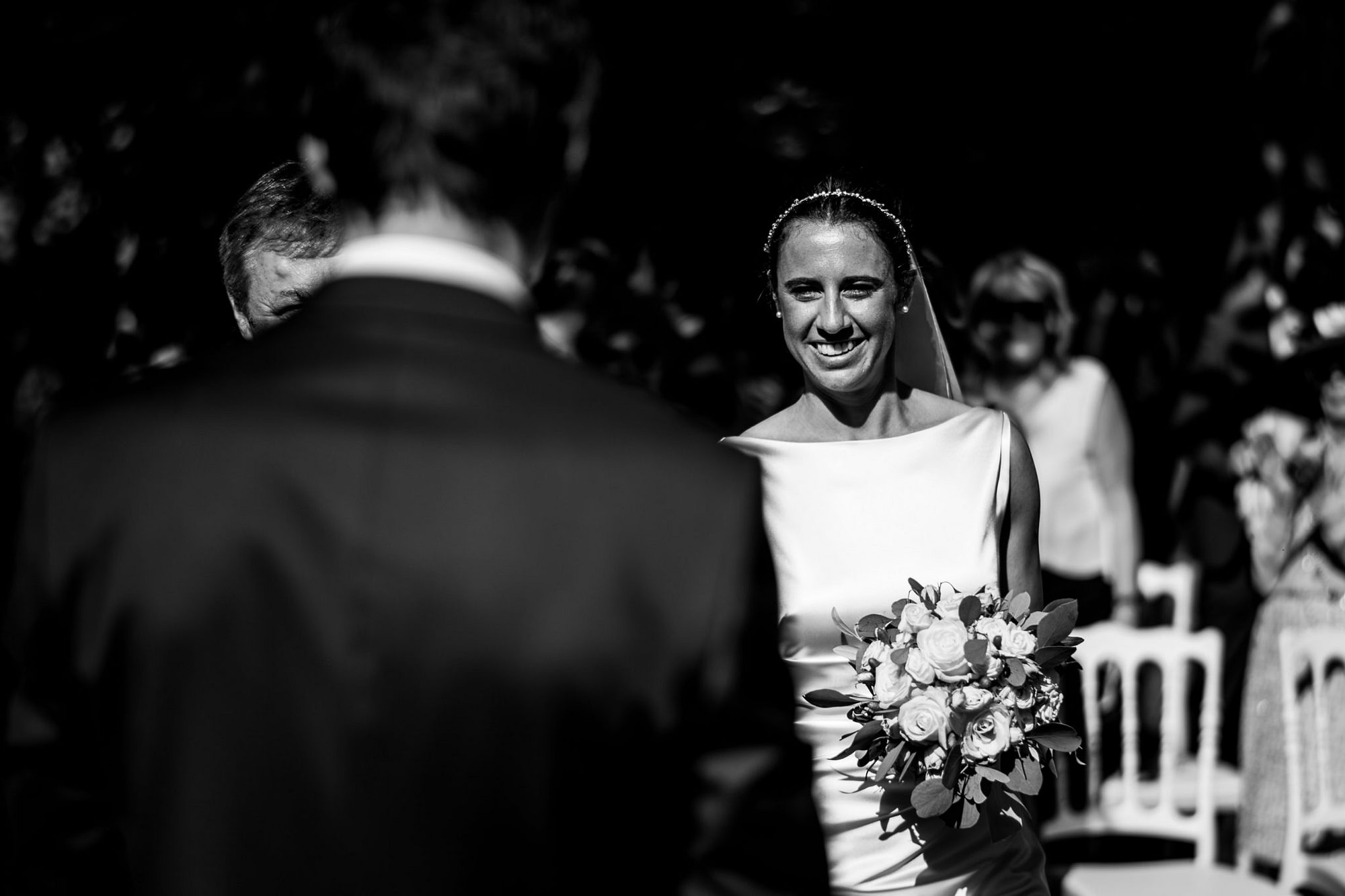 spossa durante il matrimonio con il bouquet in mano