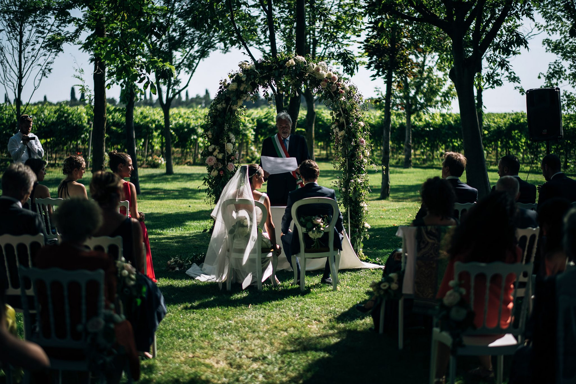 sposi e invitati durante la cerimonia