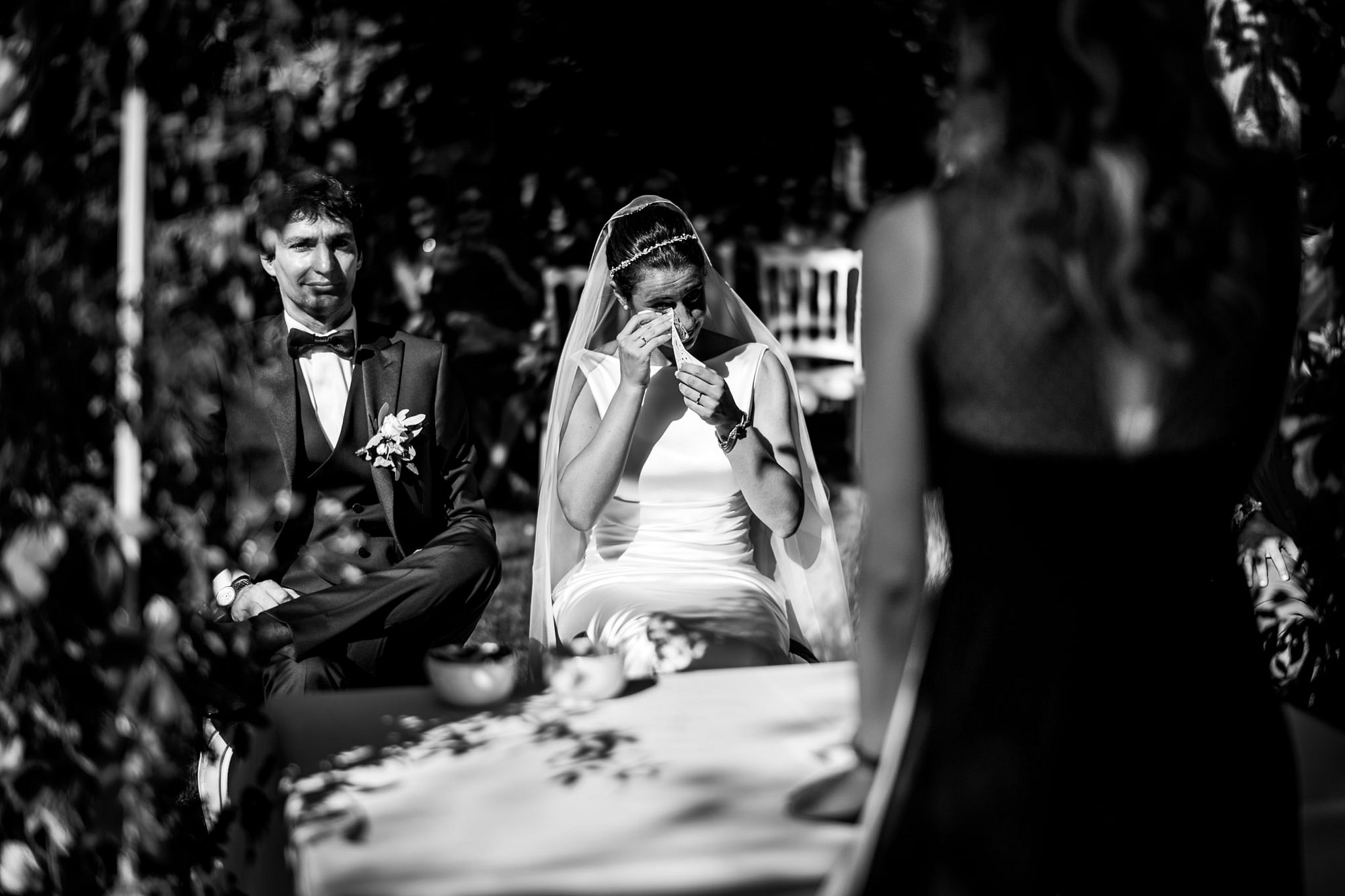 sposa piange durante la cerimonia