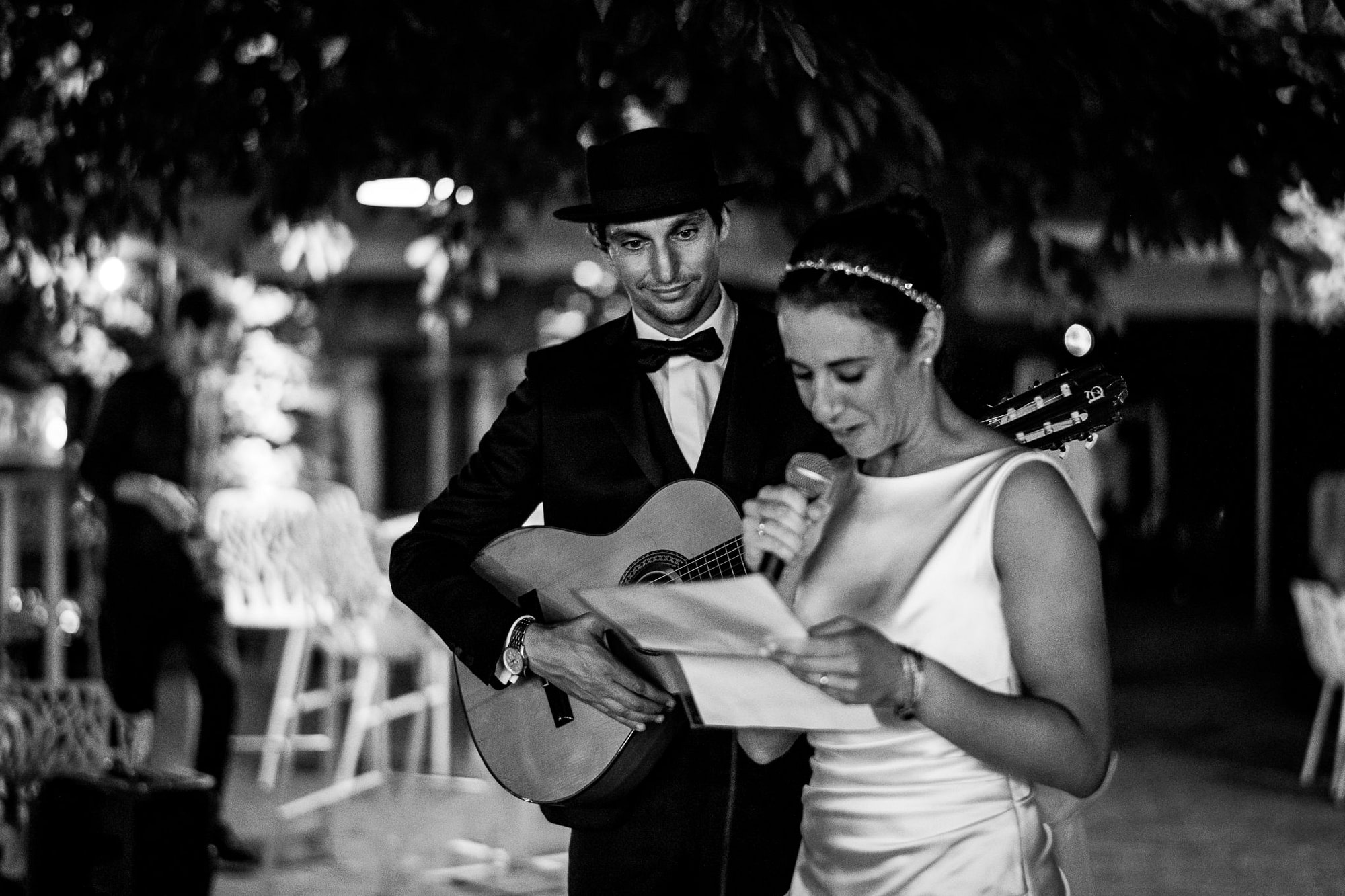 sposi che cantano e suonano insieme al loro matrimonio