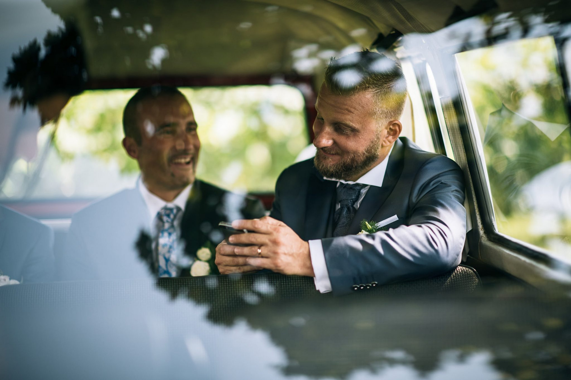 lo sposo si scatta un selfie nel furgoncino insieme all'amico
