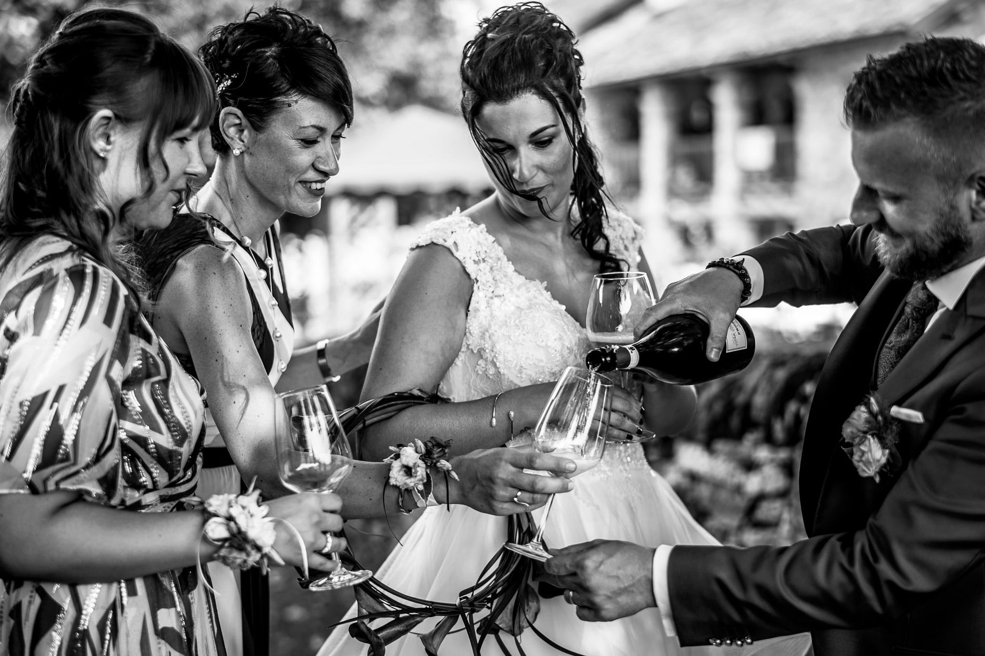 lo sposo versa del vino alle amiche della sposa