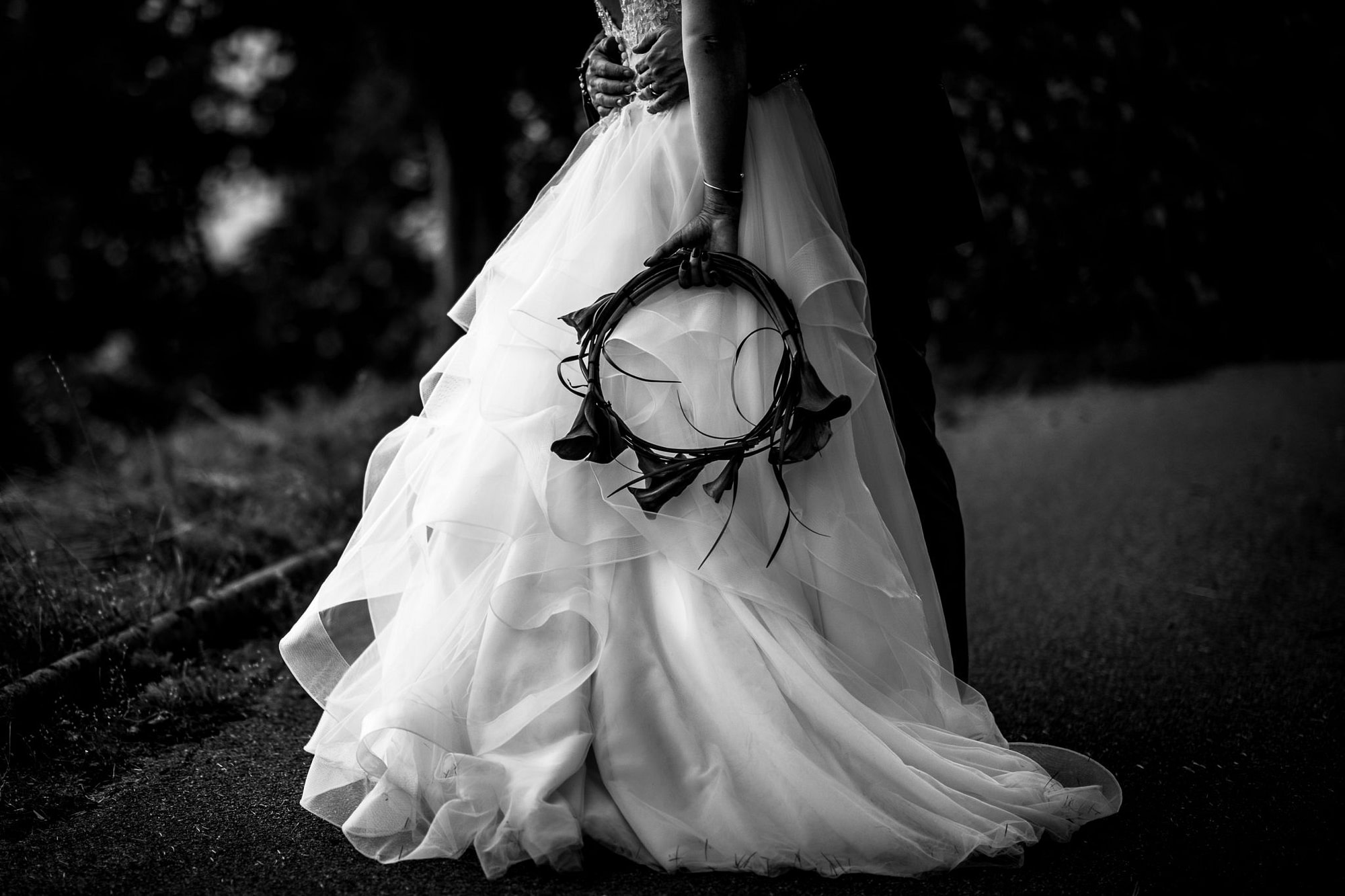 l'abito della sposa con in mano il bouquet