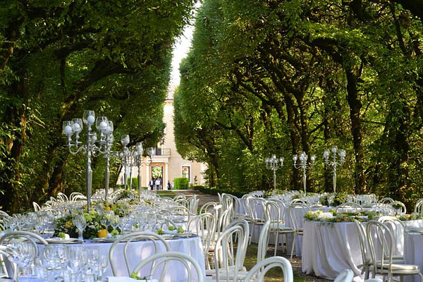 Matrimonio presso Villa Rizzardi a Negrar, i tavoli all'esterno della villa, un sogno.